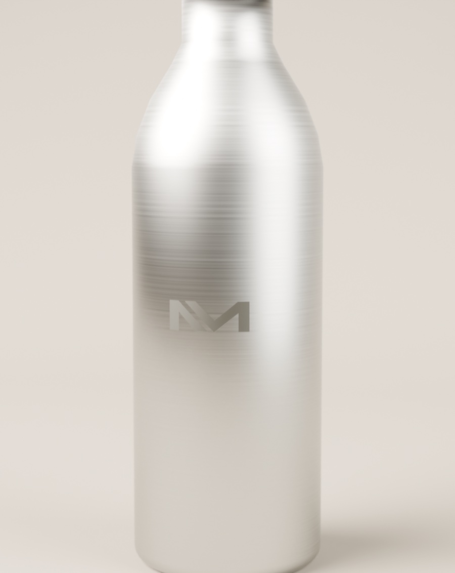 Monograma Niven Mark grabado con láser en el cuerpo de una botella de acero inoxidable cepillado.